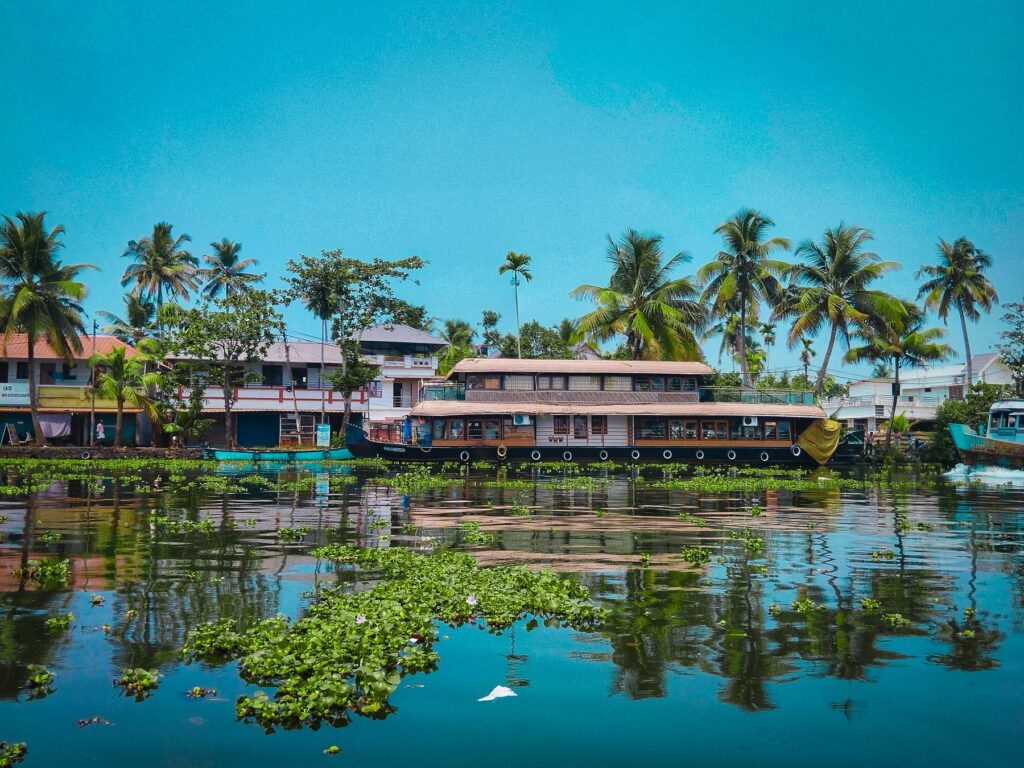 Kerala backwaters — Photo: Anuranj MP / Unsplash